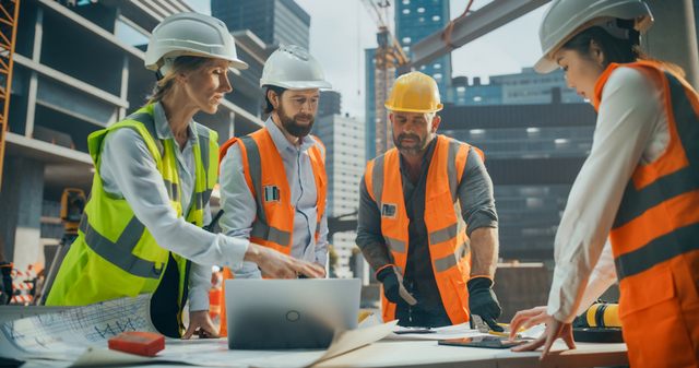 אדריכלים עובדים עם אלורון