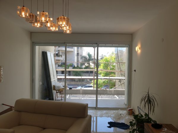 דלתות הזזה מאלומיניום פרופיל 9000 עם צלונים