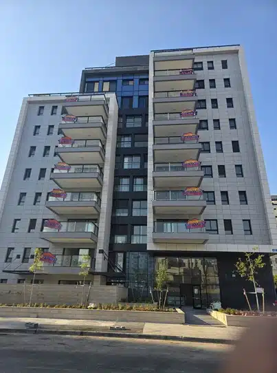 ביצוע עבודות אלומיניום וזכוכית בבניה רווייה