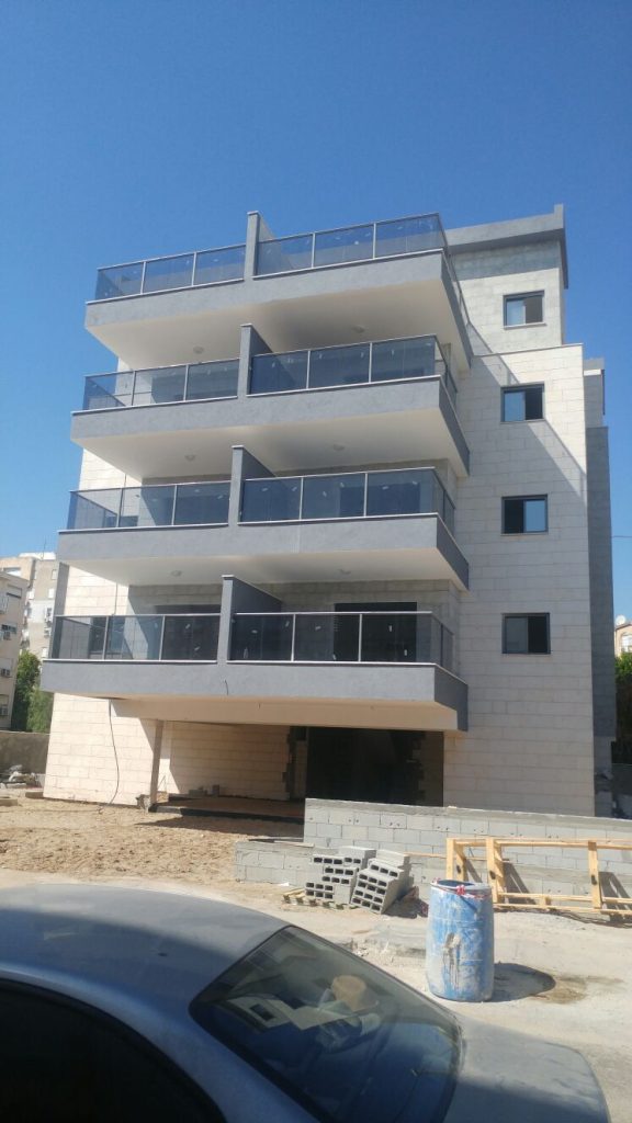 חלונות אלומיניום פרופיל 4500 ומעקות 2000